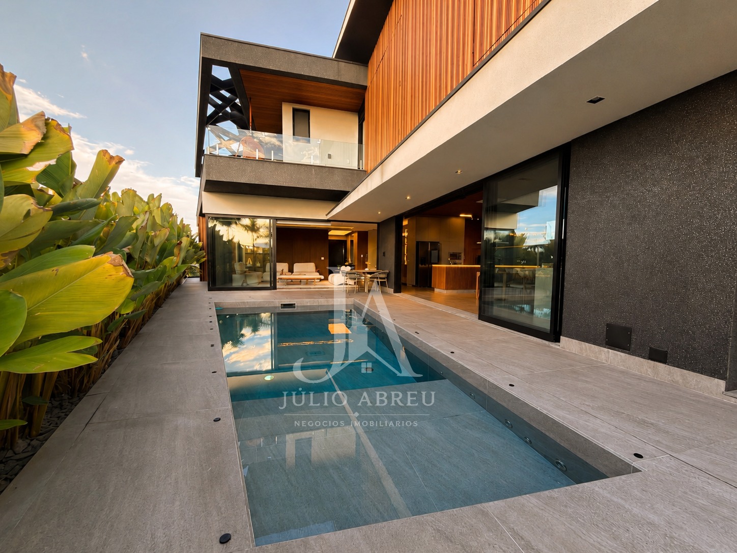 Casa de Alto padrão, 470 metros e 5 suites 