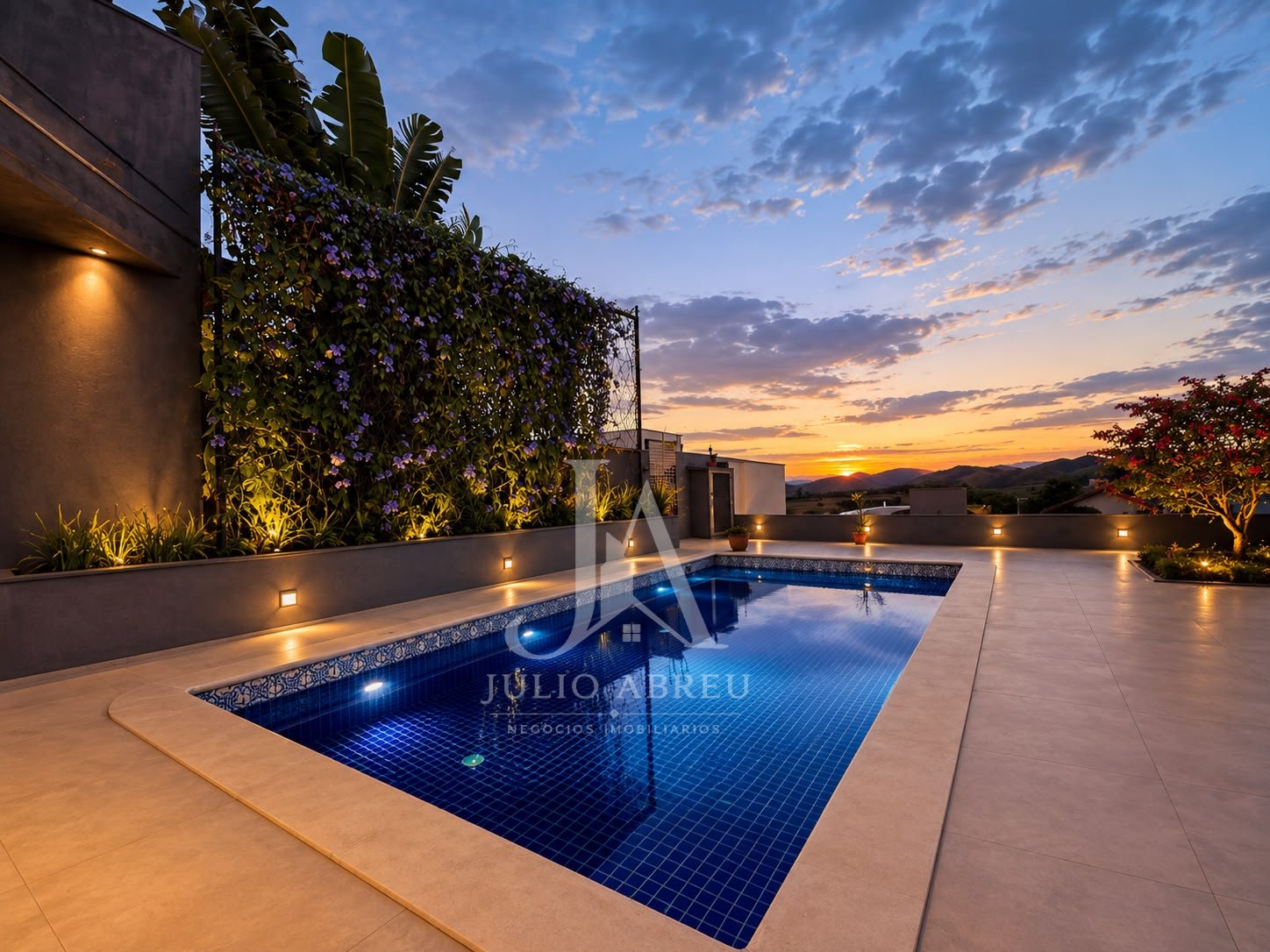 Casa de alto padrão | 5 suítes, 4 vagas, piscina com vista para as montanhas 