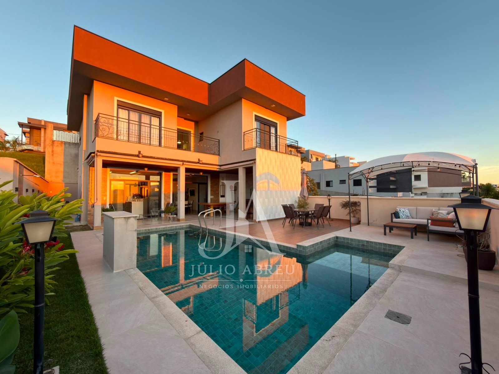 Casa de alto padrão 4 suites 