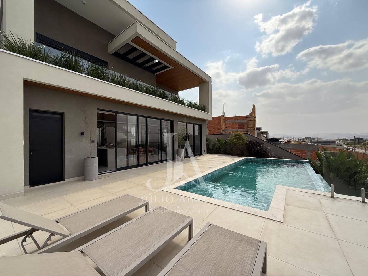 Casa de Alto Padrão no Alphaville Urbanova | 408 m² | 5 Suítes | Piscina com Borda Infinita