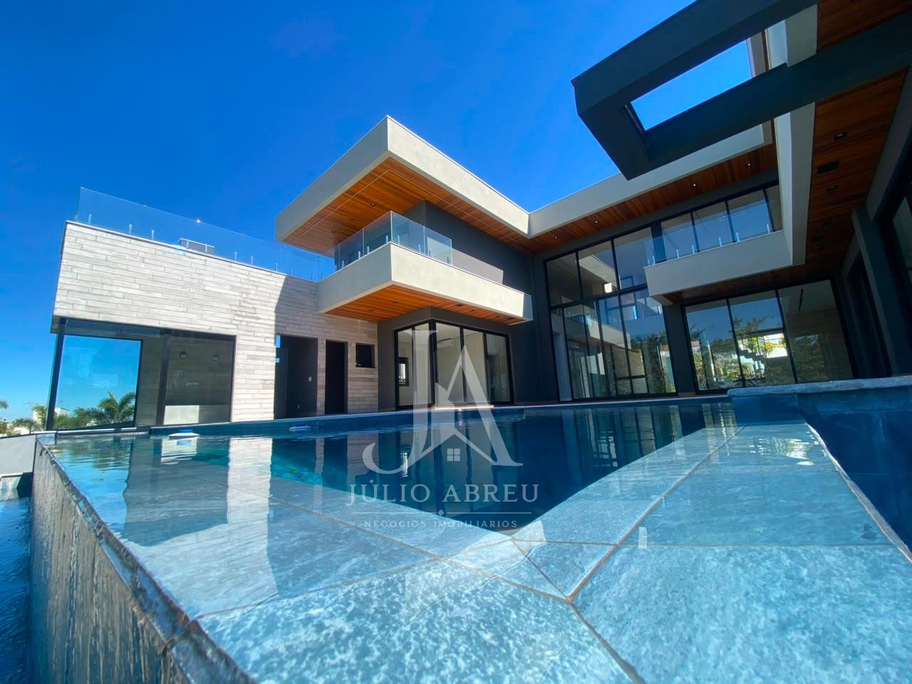 Casa de Alto Padrão no Reserva do Paratehy Norte | 955 m² de Terreno | 615 m² de Construção | 5 Suítes