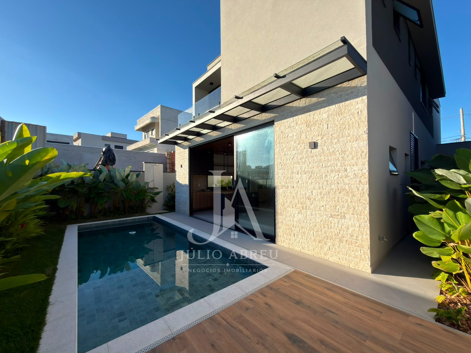 Casa de alto padrão com 4 suites 